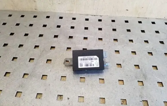Ford Focus Aerial antenna amplifier 7CP118C847CA P30761696