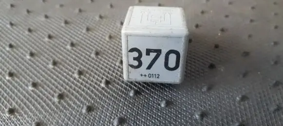 Volkswagen PASSAT B5.5 Other relay 8D0951253 V23134-J52-X300