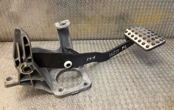 Mercedes-Benz E W211 Brake pedal 2112941701 A2112941701