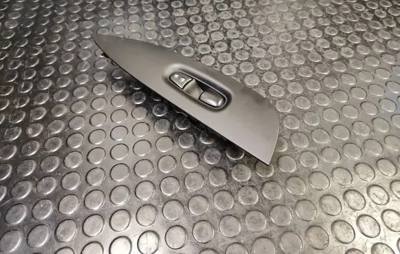 Nissan Qashqai Electric window control switch