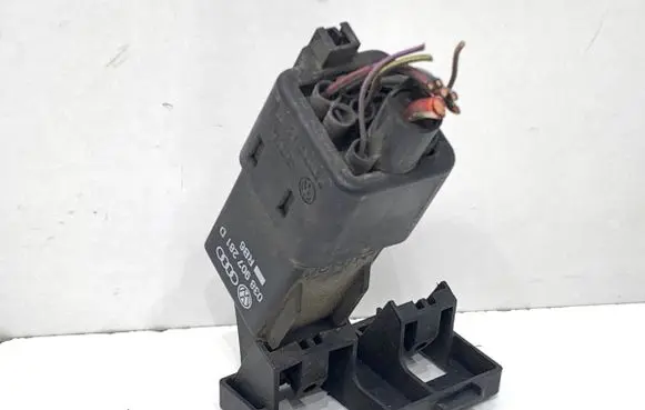 Volkswagen Golf V other engine part 038907281D