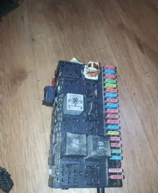 Volkswagen Golf III Fuse box set 357937039