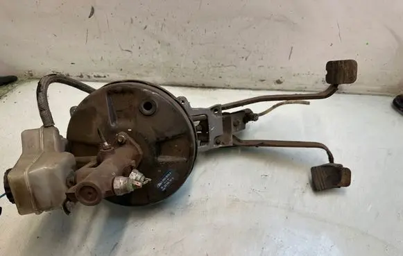 Volkswagen Transporter - Caravelle T3 Brake booster 3685210134 251612101D