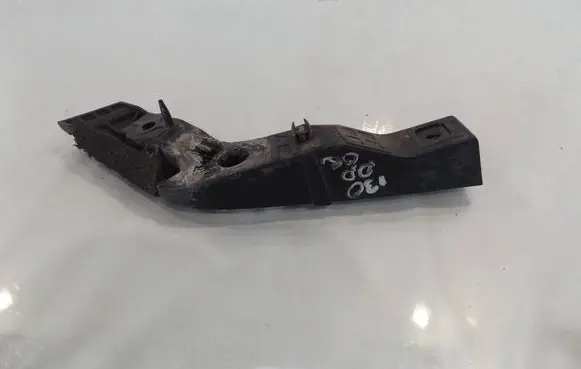 Hyundai i30 Front bumper mounting bracket
