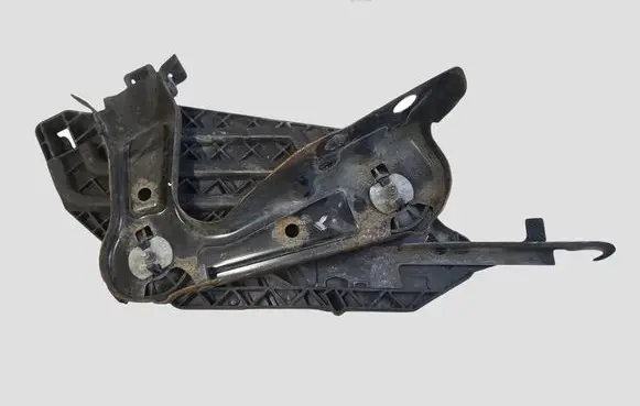 Skoda Octavia Mk2 (1Z) Headlight/headlamp mounting bracket 17035201