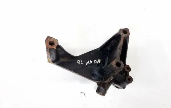 Nissan Primera Engine mounting bracket