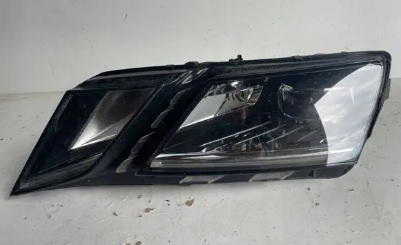Skoda Octavia Mk3 (5E) Headlight/headlamp 5E1941015E 030110423107 LE15A6369