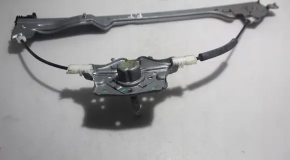 Rear window lifting mechanism without motor