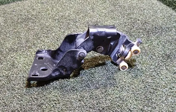 Mercedes-Benz Citan II W420 Sliding door middle roller runner 824122907R