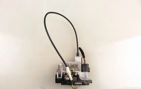 Fiat Panda II Front door lock 51826974