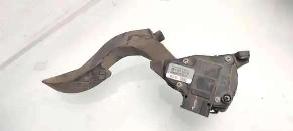 Accelerator throttle pedal