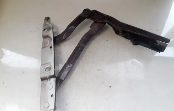 Audi 80 90 S2 B4 Tailgate/trunk/boot hinge 8A5827302