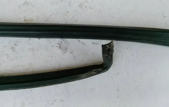Nissan Terrano Front door rubber seal 9090T4L23