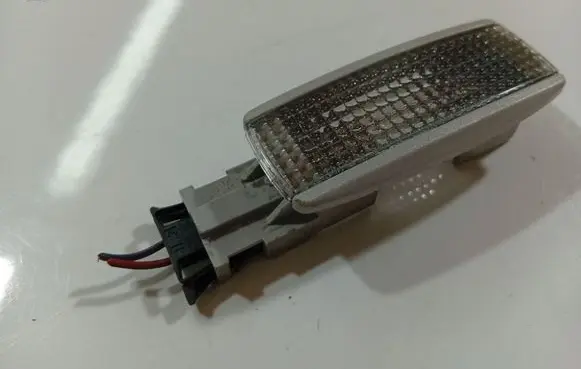 Volkswagen PASSAT B5 Other interior light 3B0947113