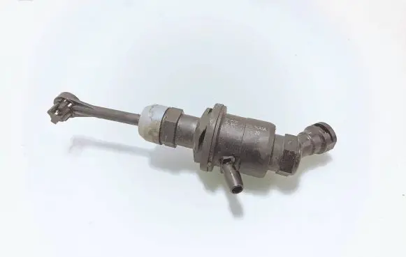 Nissan Juke I F15 Clutch master cylinder 306101KA1A 1621620