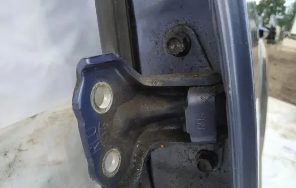 KIA Sorento Rear door lower hinge