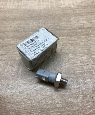 Volkswagen Transporter - Caravelle T4 Oil pressure sensor 059919081E 059919081