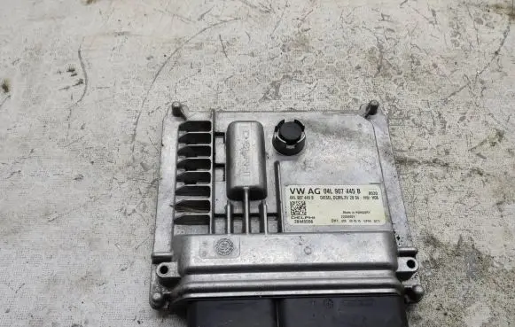 Volkswagen Golf Sportsvan Engine control unit/module 04L907445B 28445556