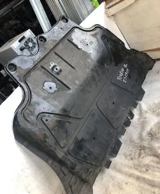 Volkswagen Touran III Engine splash shield/under tray 5q0825236
