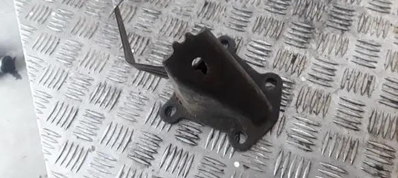Nissan X-Trail T30 Engine mounting bracket