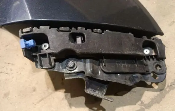Front bumper mounting bracket