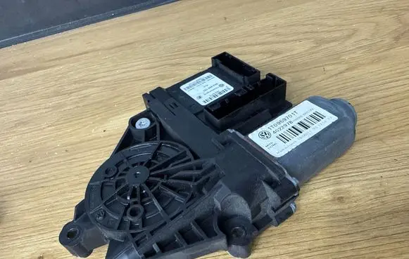 Skoda Octavia Mk2 (1Z) Front door window regulator motor 1T0959701T