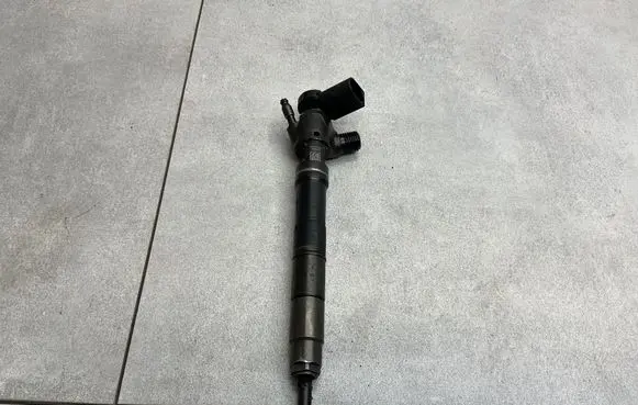 Skoda Octavia Mk3 (5E) Fuel injector 04L130277BD