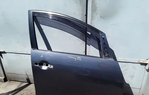 Mitsubishi Grandis Front door