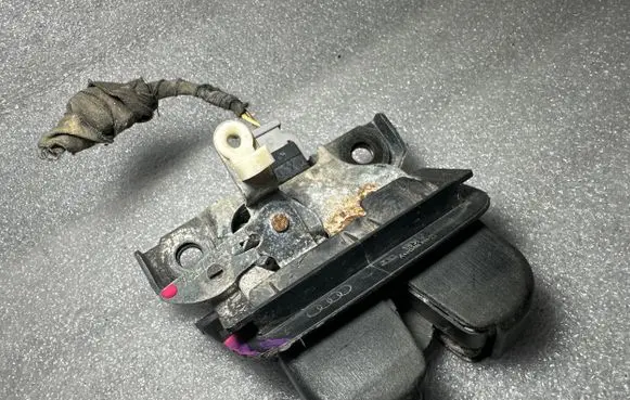 Audi A6 S6 C5 4B Tailgate/trunk/boot lock/catch/latch 4B9827505M
