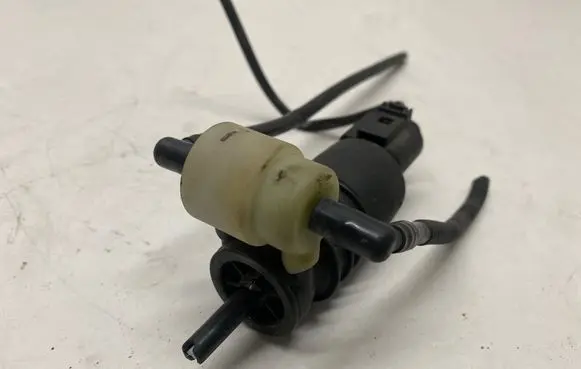 Audi A6 S6 C5 4B Windscreen/windshield washer pump 1K6955651