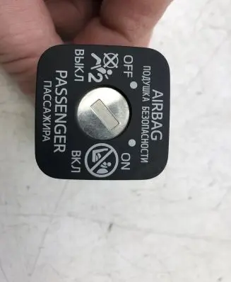 Toyota Avensis T270 Passenger airbag on/off switch 