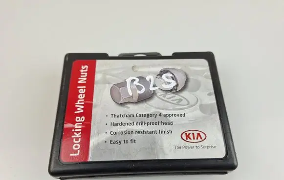 KIA Sorento Anti-theft wheel nuts and lock 
