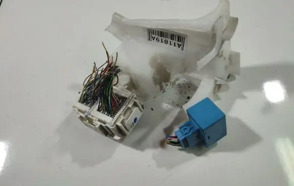 Toyota Avensis T270 Fuse box set 8267120350