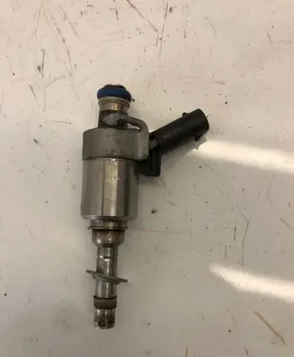 Audi A4 S4 B8 8K Fuel injector 06H906036G