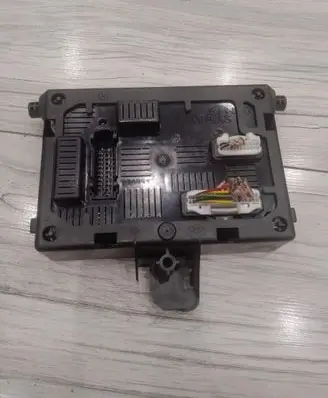 Renault Clio III Comfort/convenience module 8200652285B
