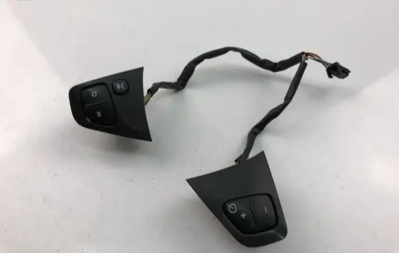 Volkswagen Jetta VI Steering wheel buttons/switches 17705SN