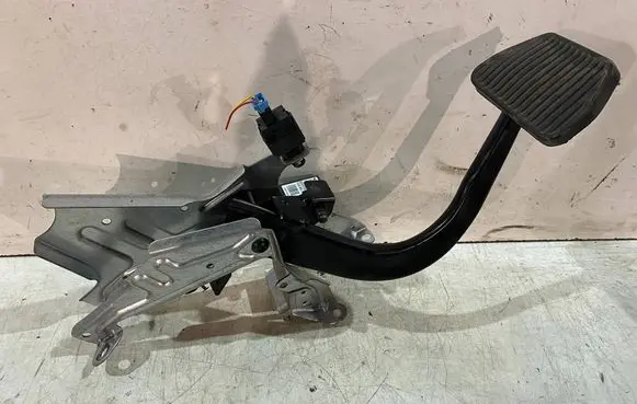 Volvo XC90 Brake pedal 30658312