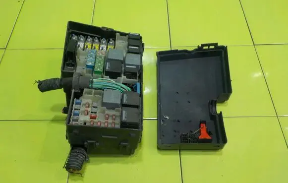 Ford Kuga I Fuse box set 8V4T14K733BAD BEZPIECZNIKOW