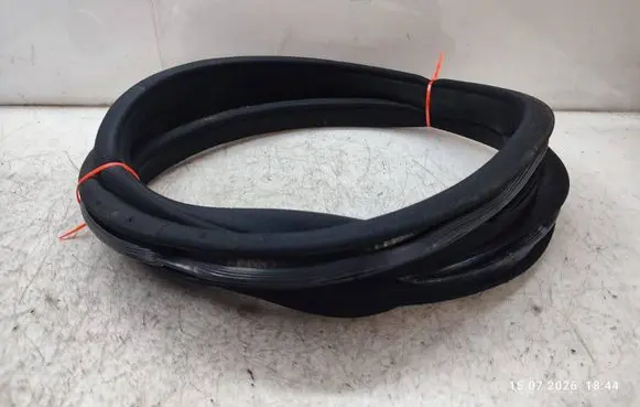 Mercedes-Benz C W204 Front door rubber seal A2046971051