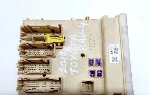 Toyota RAV 4 (XA40) Fuse module 63583373 8273042770A