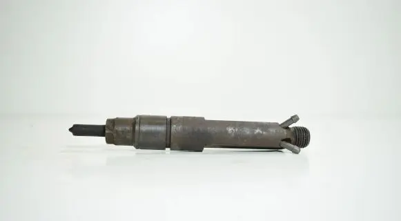 Audi A6 S6 C4 4A Fuel injector 028130202P