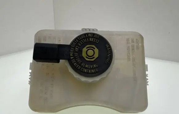 Audi Q5 SQ5 Brake fluid reservoir 8K0611301A