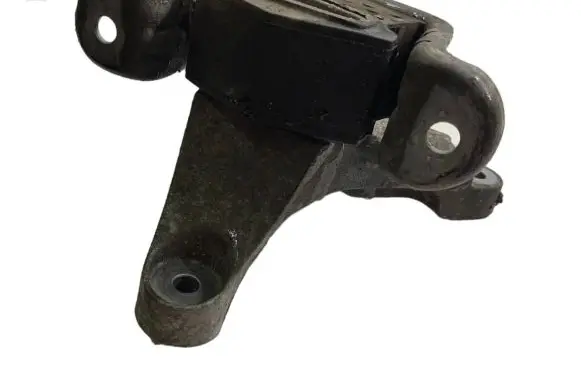 Volkswagen PASSAT B7 Engine mount bracket V05060