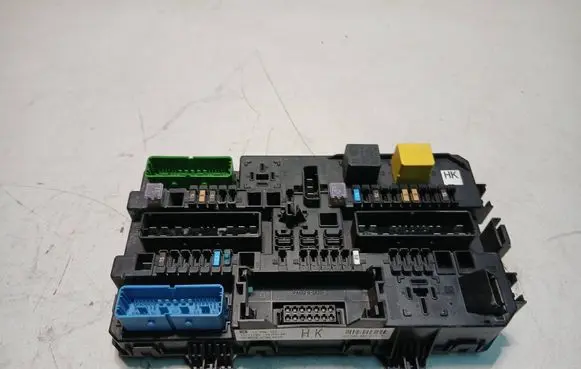 Opel Astra H Fuse module 5DK00866932 13206762