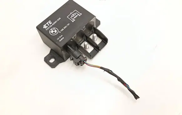 BMW 5 F10 F11 Coolant fan relay 9198302 V23132A200130