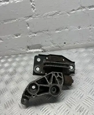 Nissan Qashqai Engine mount bracket F6036100 F6036130