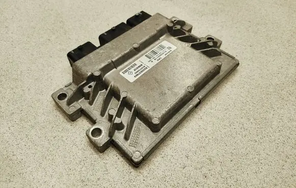Renault Clio III Engine control unit/module ECU S120200116A 8200937869 8200700695