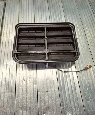 Quarter panel pressure vent