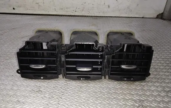 Mazda CX-7 Dash center air vent grill EH4464930