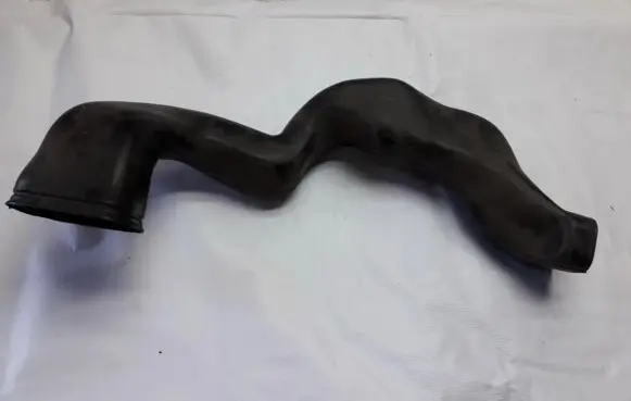 Volkswagen PASSAT B4 Air intake hose/pipe 357819723